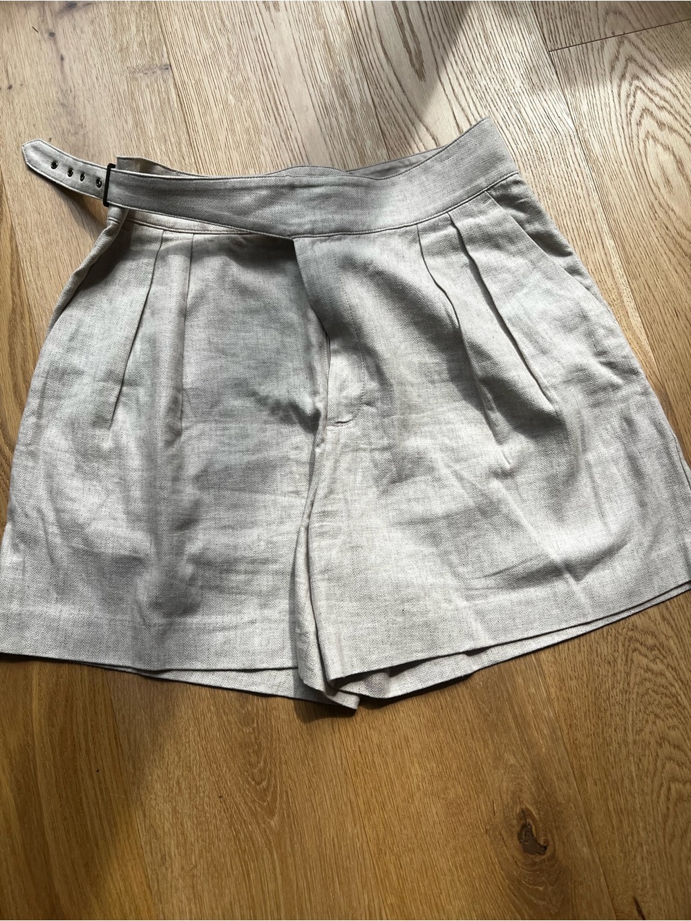 High-Waist Linen Blend Pleated Women’s Shorts — Light tan
